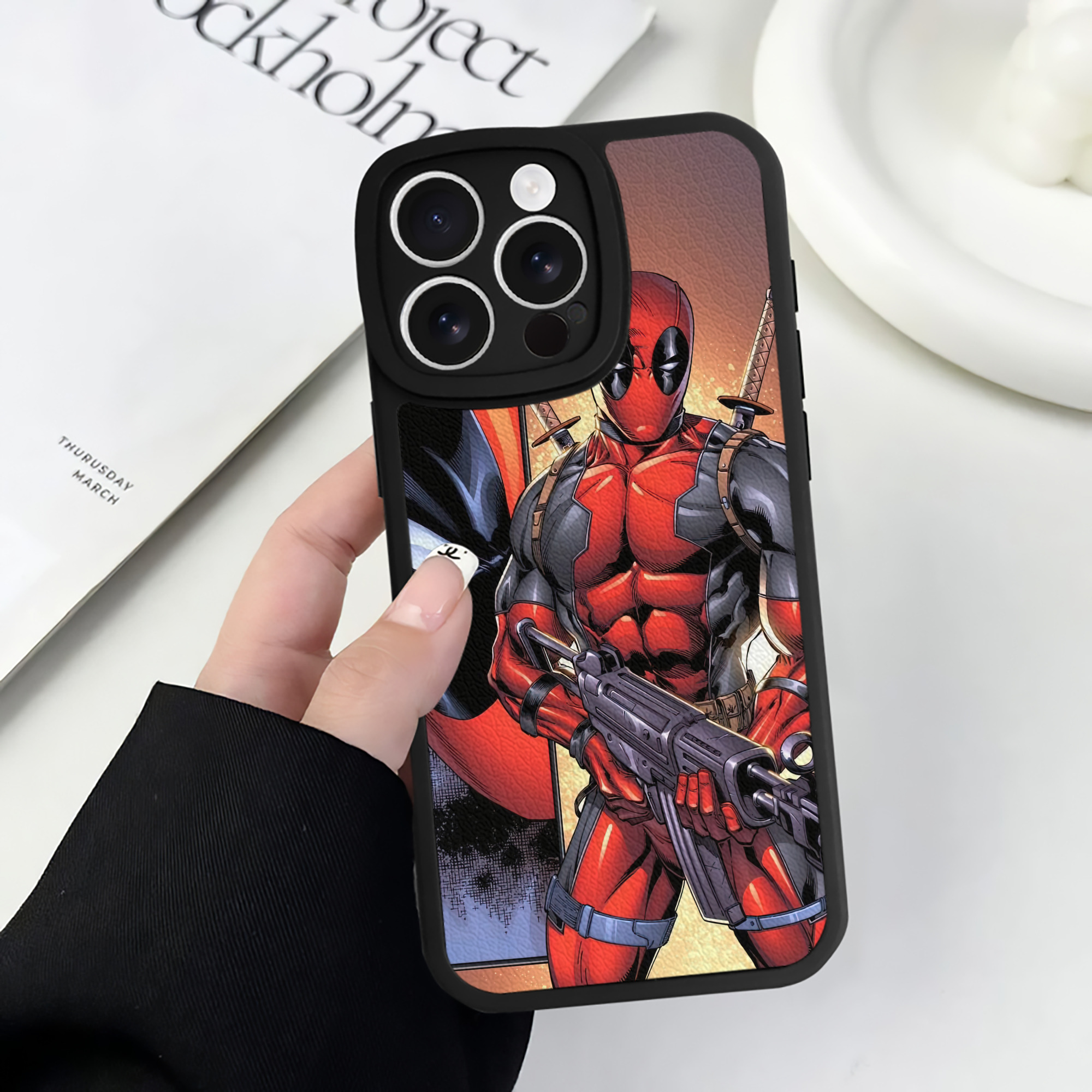 （画像用） Deadpool デッドプール 【iPhone 16シリーズ対応】シリコンスマホケース（レザー調） 材質：シリコン